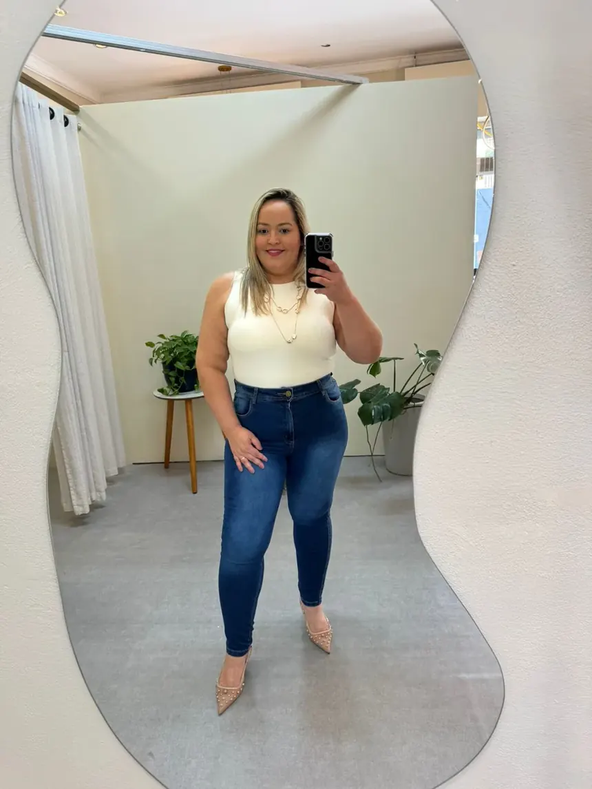 Cliente experimentando look no provador da Realce