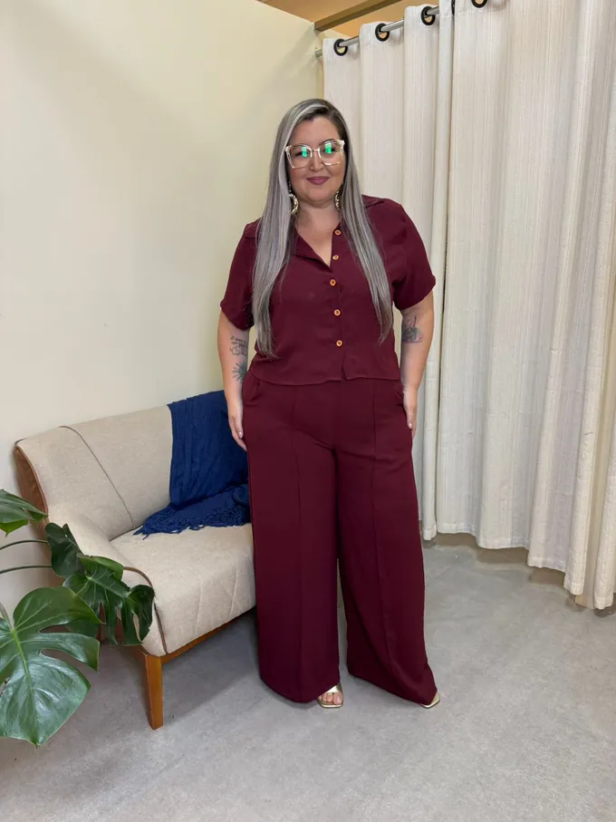 Conjunto bordô de camisa e calça pantalona