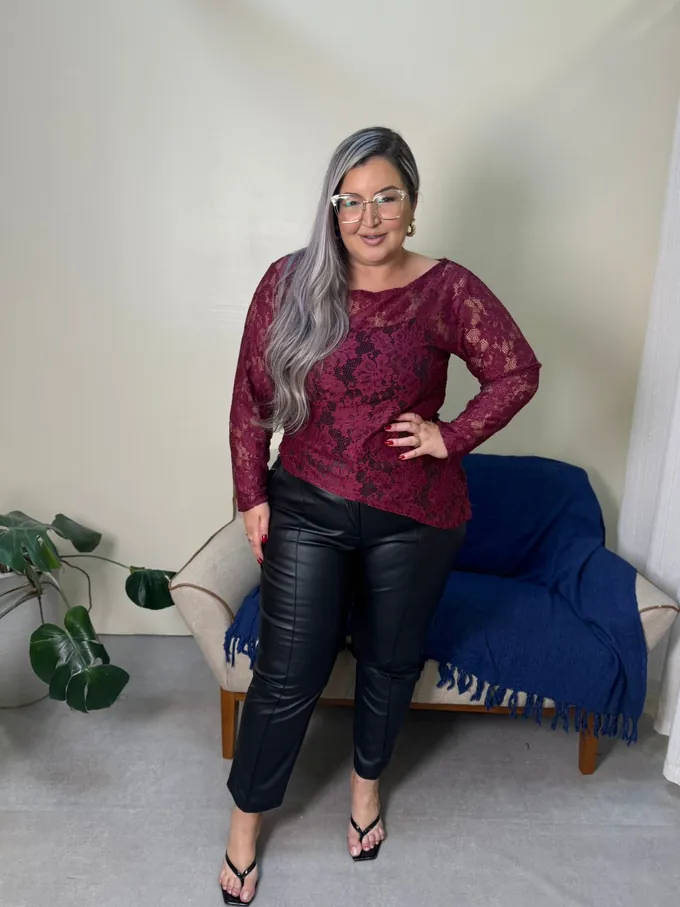 Blusa de renda bordô com calça de courino preta
