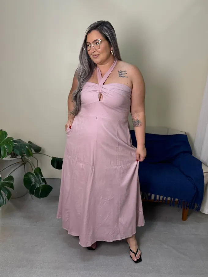 Vestido longo rosé com caimento fluido
