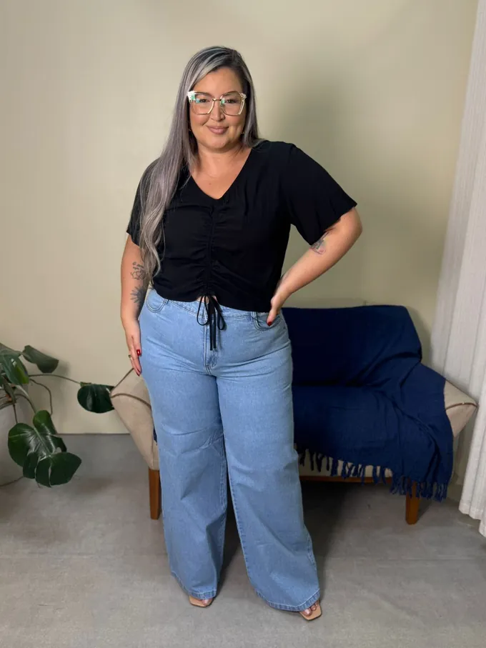 Calça wide leg jeans com blusa preta